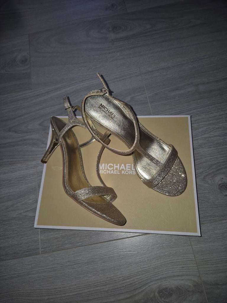 Escarpins dorés Michael Kors, Enlèvement