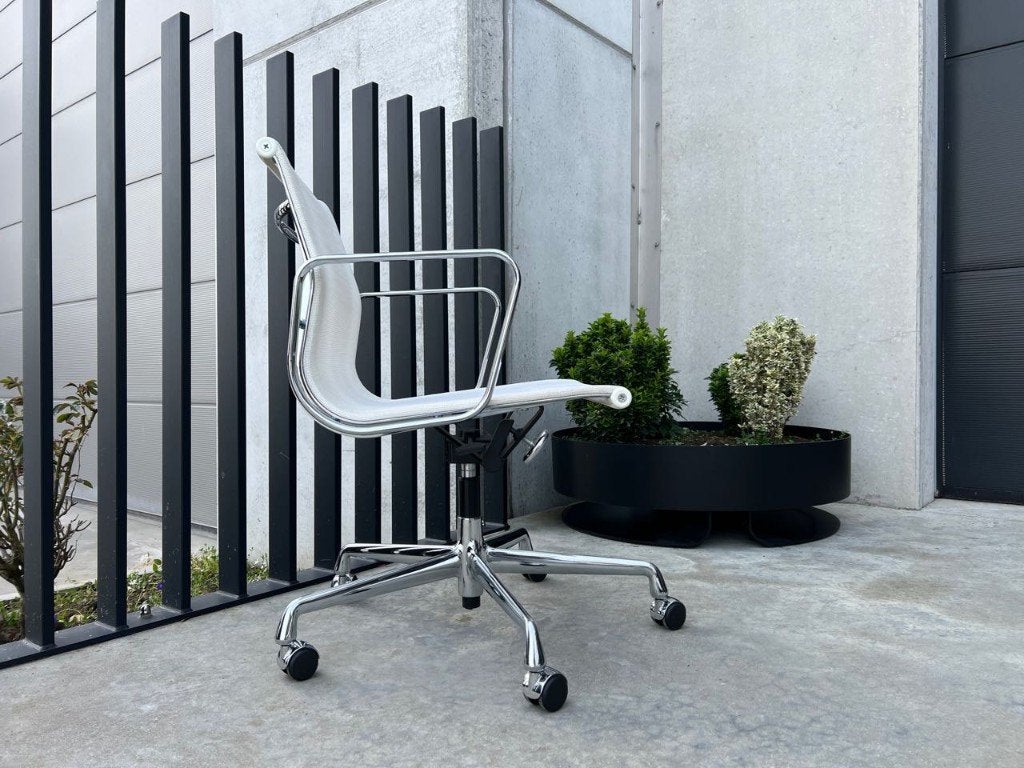 Vitra Eames EA117 witte netweave bureaustoel, Huis en Inrichting, Verzenden, Zo goed als nieuw, Wit, Bureaustoel