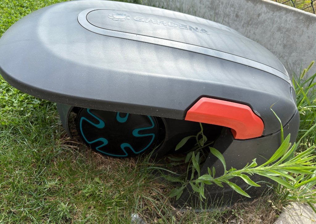 Robotmaaier Gardena + garage (zonder begrenzingsdraad), Tuin en Terras, Robotmaaiers, Ophalen, Zo goed als nieuw, Gardena, Bestuurbaar via app