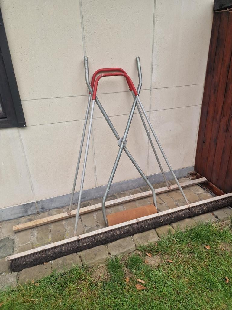 Grande brosse/balai pour terrain - grattoir/court de tennis, Enlèvement, Utilisé