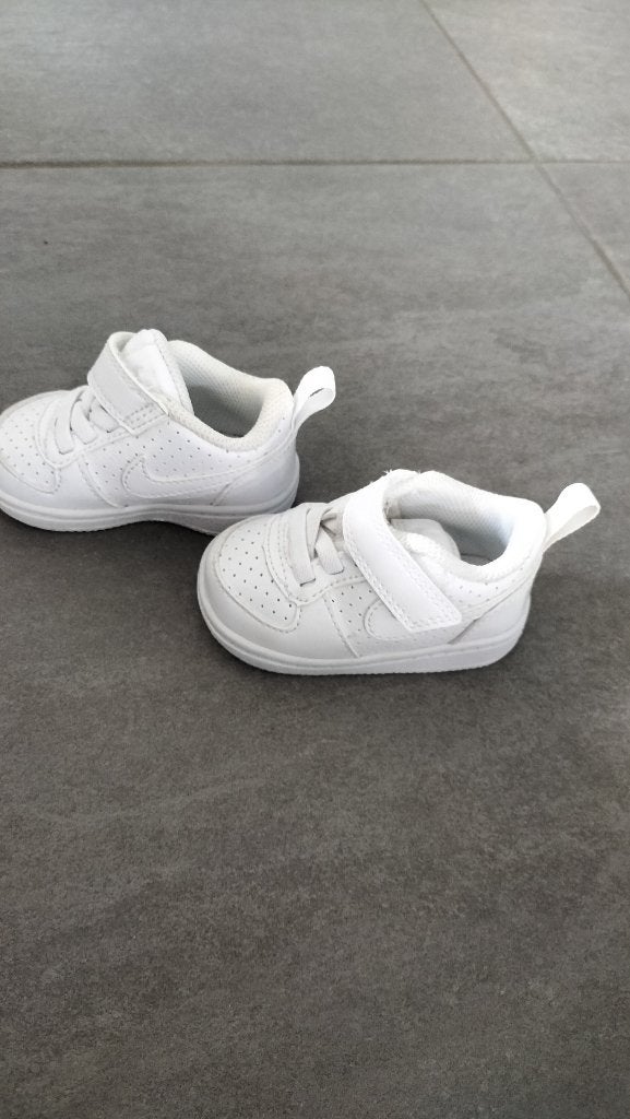 Nike baby sneakers wit, Kinderen en Baby's, Kinderkleding | Schoenen en Sokken, Ophalen, NIKE, Gebruikt, Jongen of Meisje