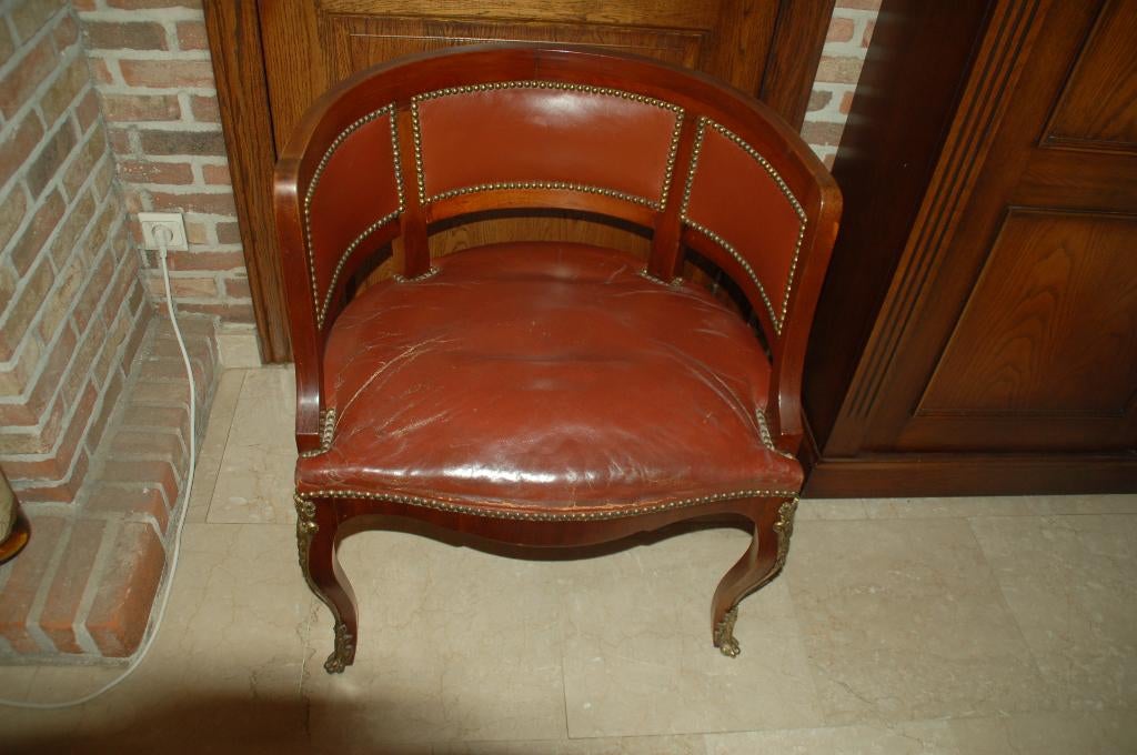 Antieke stoel met marqueterie aan de poten, Ophalen