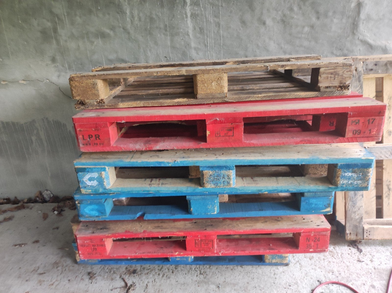 Houten europaletten, Ophalen