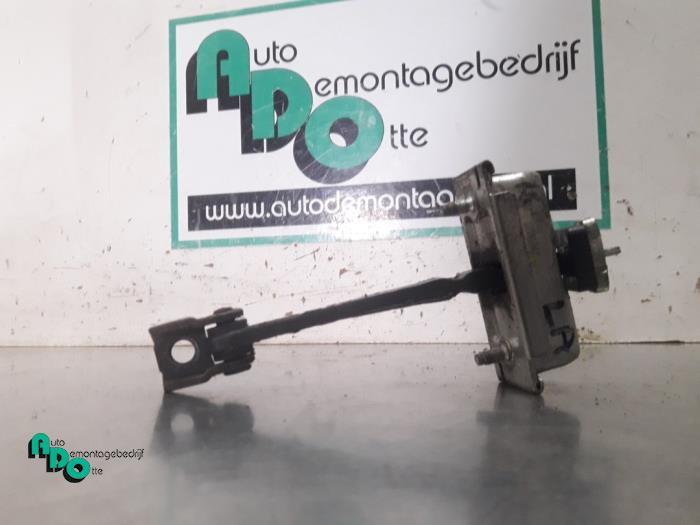 Deurvanger 4Deurs links-achter van een Opel Corsa (Corsa D 0, Gebruikt, -, -, Opel