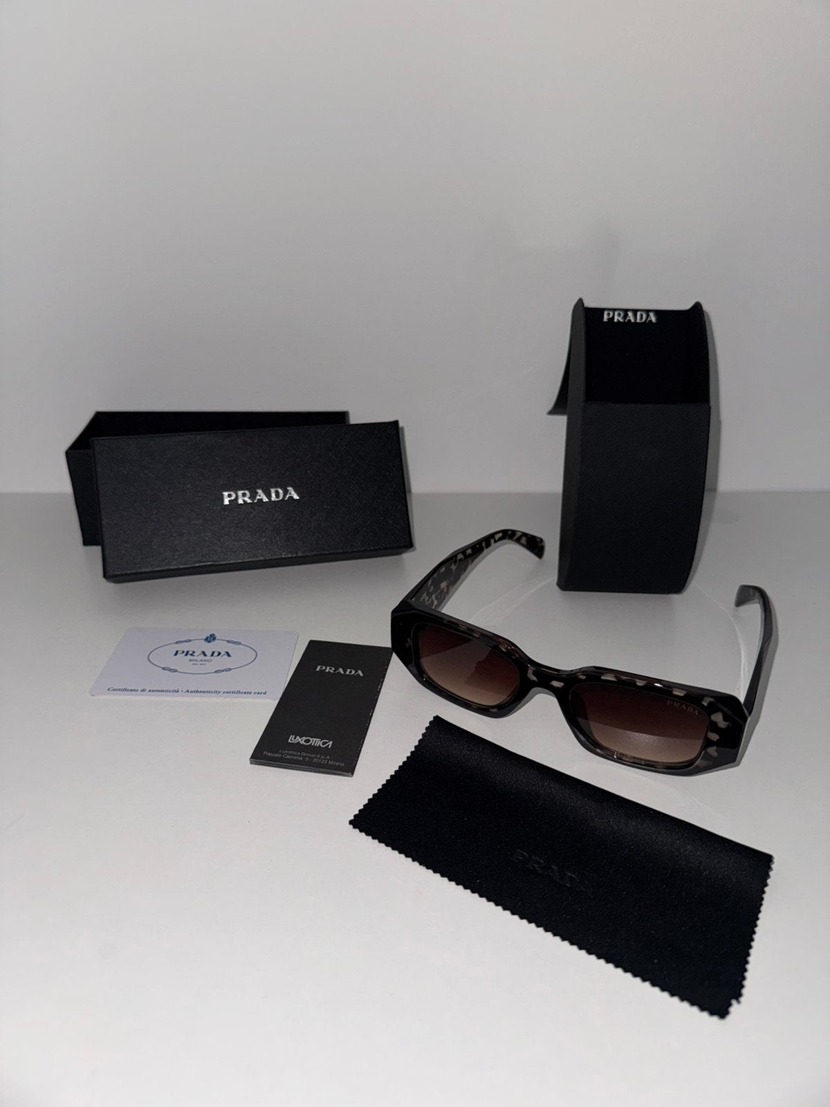 Prada, Verzenden, Zo goed als nieuw, Prada
