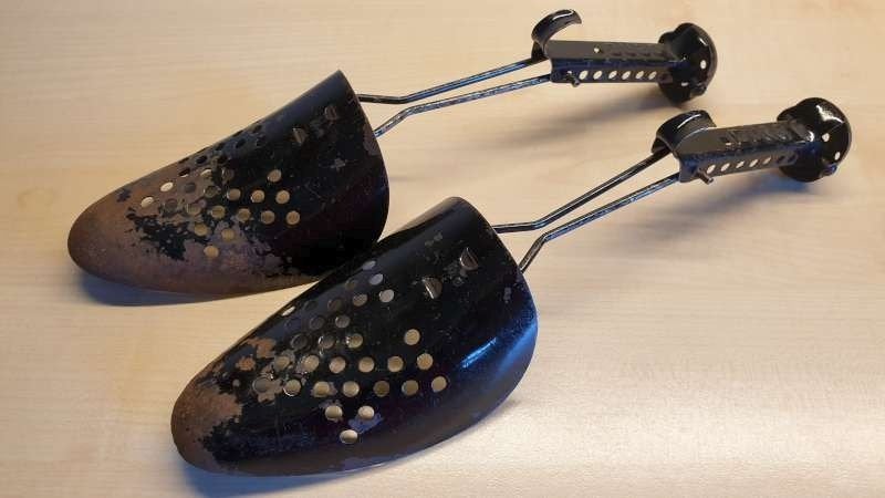 1 paar vintage, retro zwart ijzer Duco pasvormen vrschoenen, Ophalen, Zwart