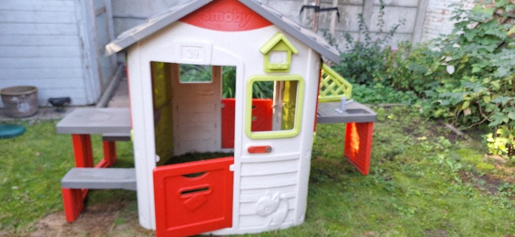 smoby speelhuis met picknicktafel en keukenset. + Glijbaan, Kinderen en Baby's, Ophalen, Gebruikt