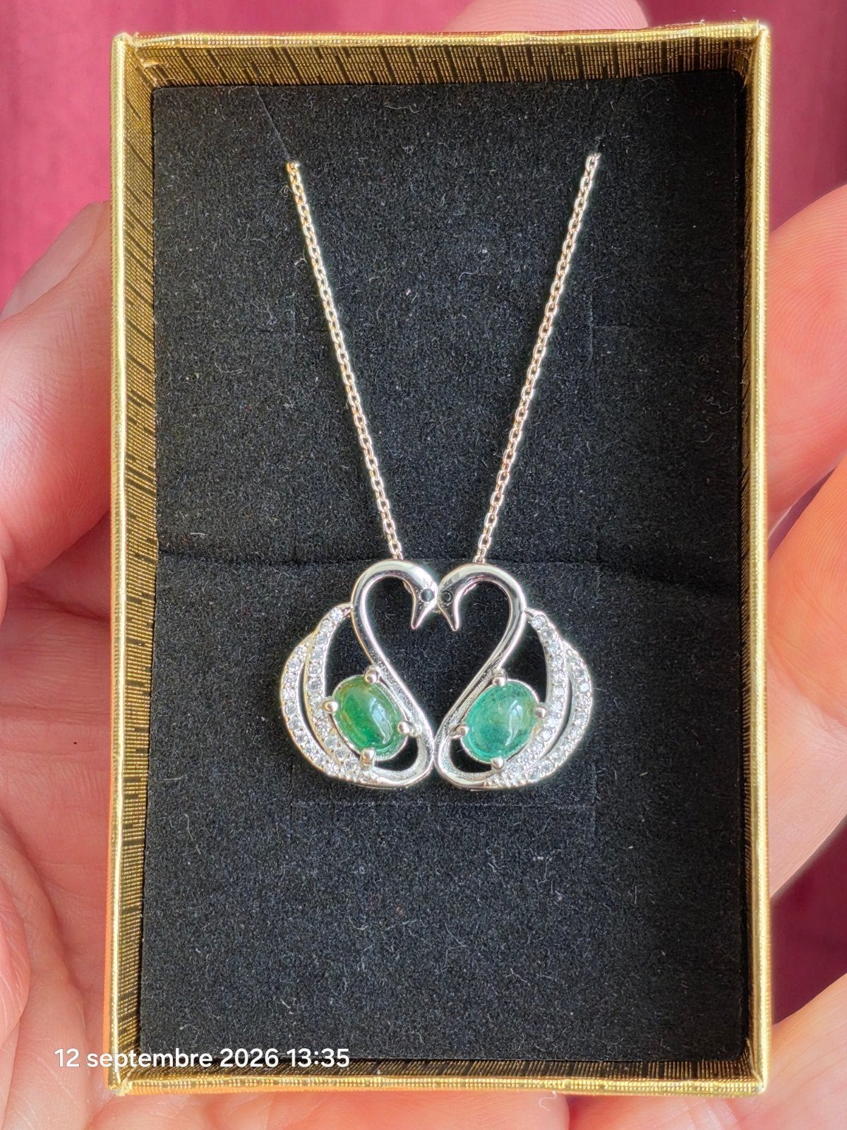 Beau pendentif en argent massif avec deux émeraudes, Neuf, Enlèvement, Avec pierre précieuse, Animal