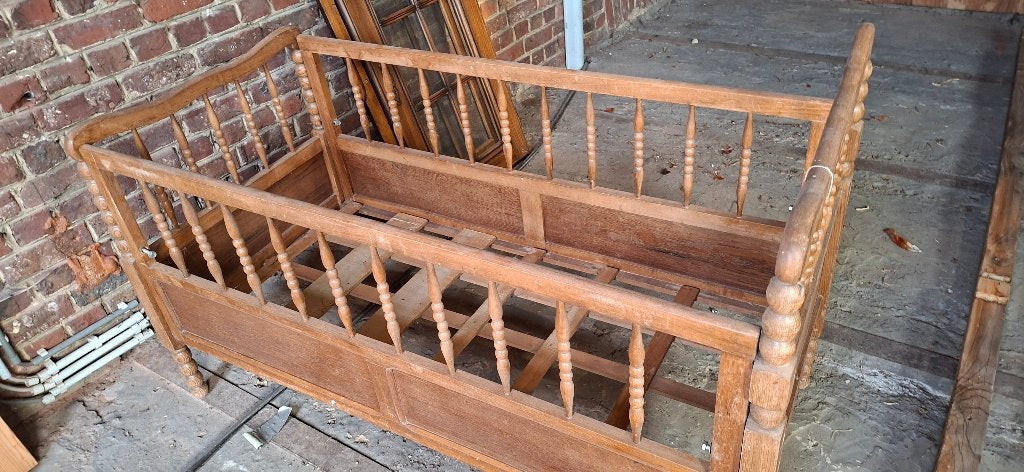 Antiek houten bed / vintage babybedje (of decoratiebankje), Antiek en Kunst, Antiek | Meubels | Bedden, Ophalen