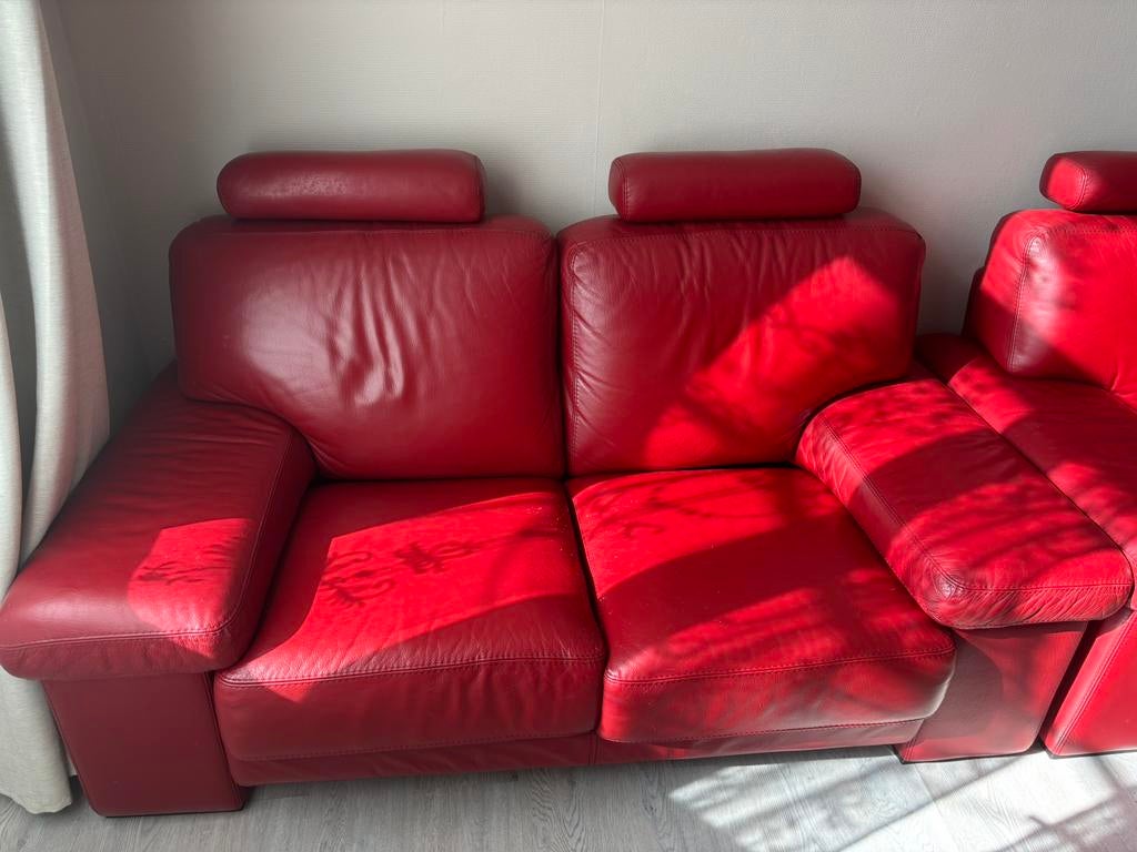 Fauteuil rouge en cuir a vendre 2 places, Moins de 150 cm, Banc droit, Enlèvement, Utilisé