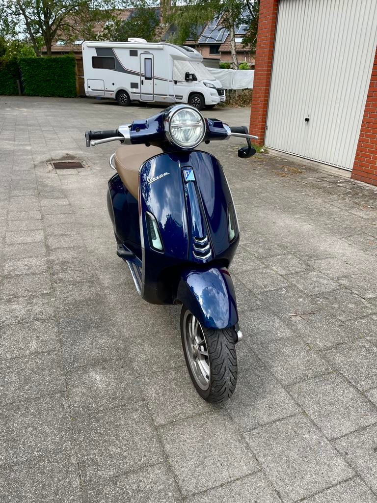 vespa primavera, Fietsen en Brommers, Ophalen, Zo goed als nieuw