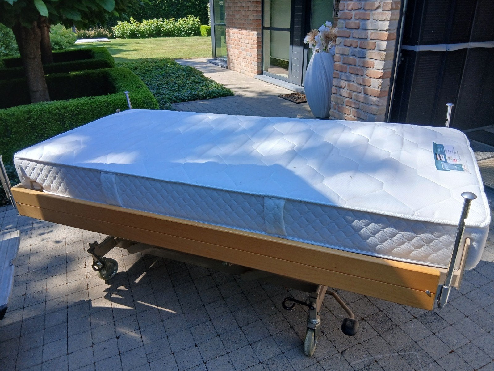 Te koop : een ziekenhuisbed met matras. Zo goed als nieuw., Enlèvement