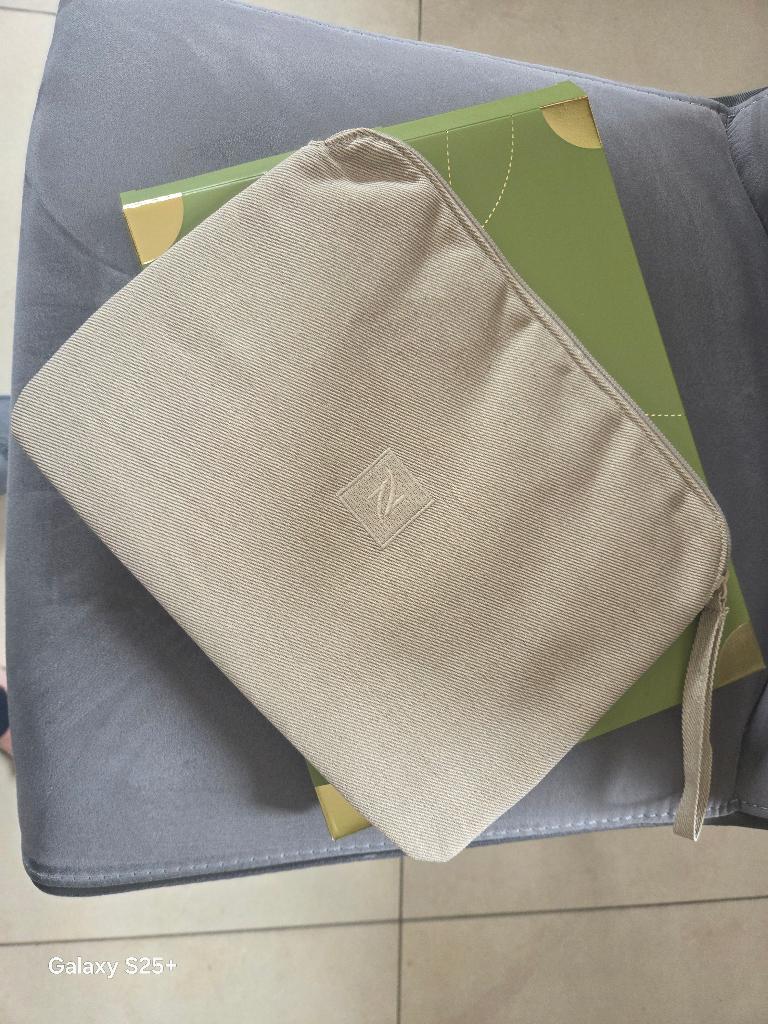 Trousse de voyage- NEUVE et EMBALLEE ORIGINE, Bijoux, Sacs & Beauté, Enlèvement, Neuf, Beige, Homme ou Femme