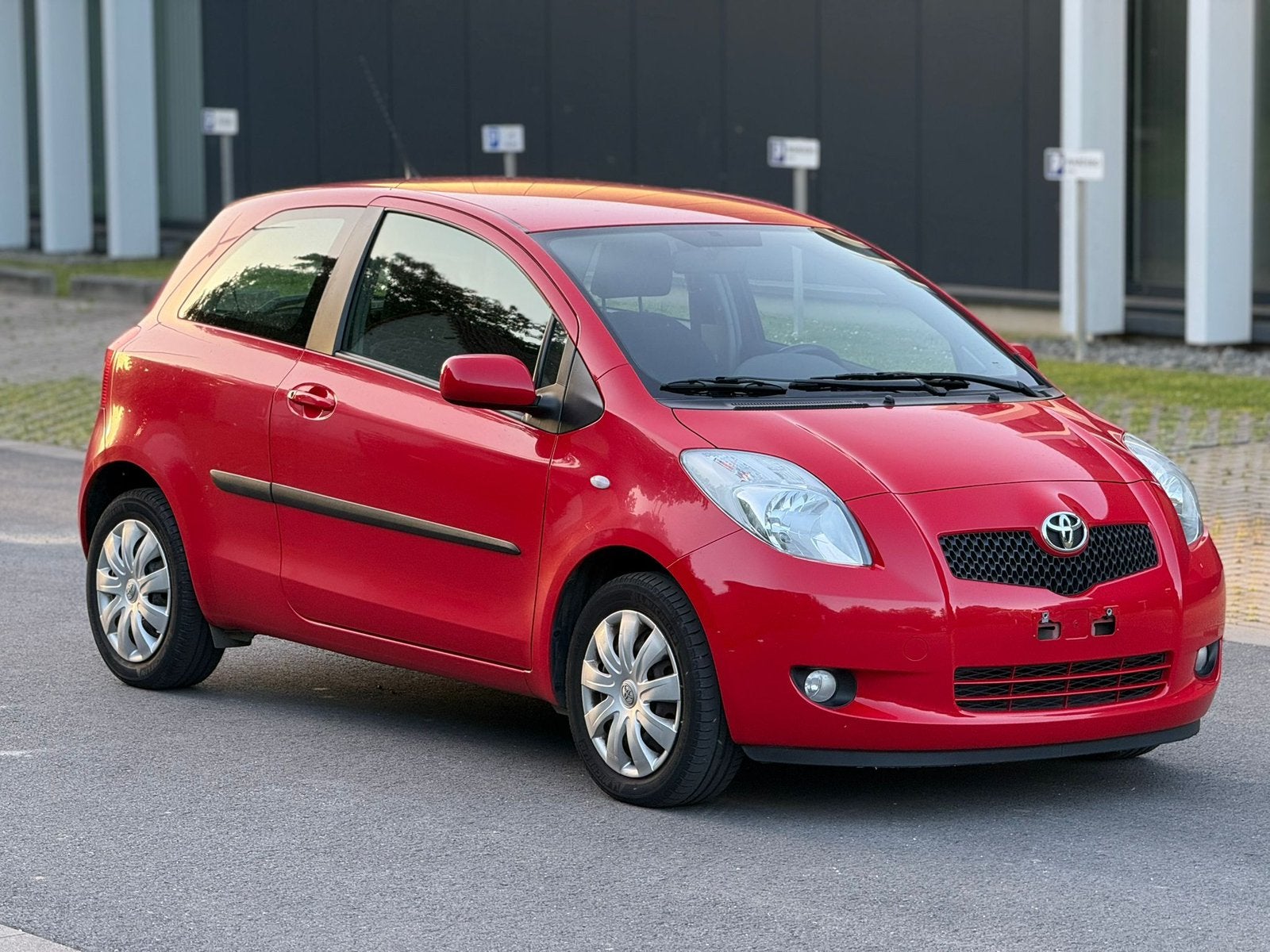 Toyota Yaris 1.3i VVT-i // 1er Pro // Carnet complet, Autos, Rouge, Achat, Boîte manuelle, Noir