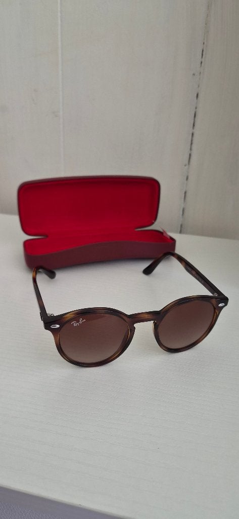 Lunettes de soleil unisexes Ray-Ban Round RB2180 710/73, Bijoux, Sacs & Beauté, Enlèvement ou Envoi, Comme neuf, Brun, Ray-Ban
