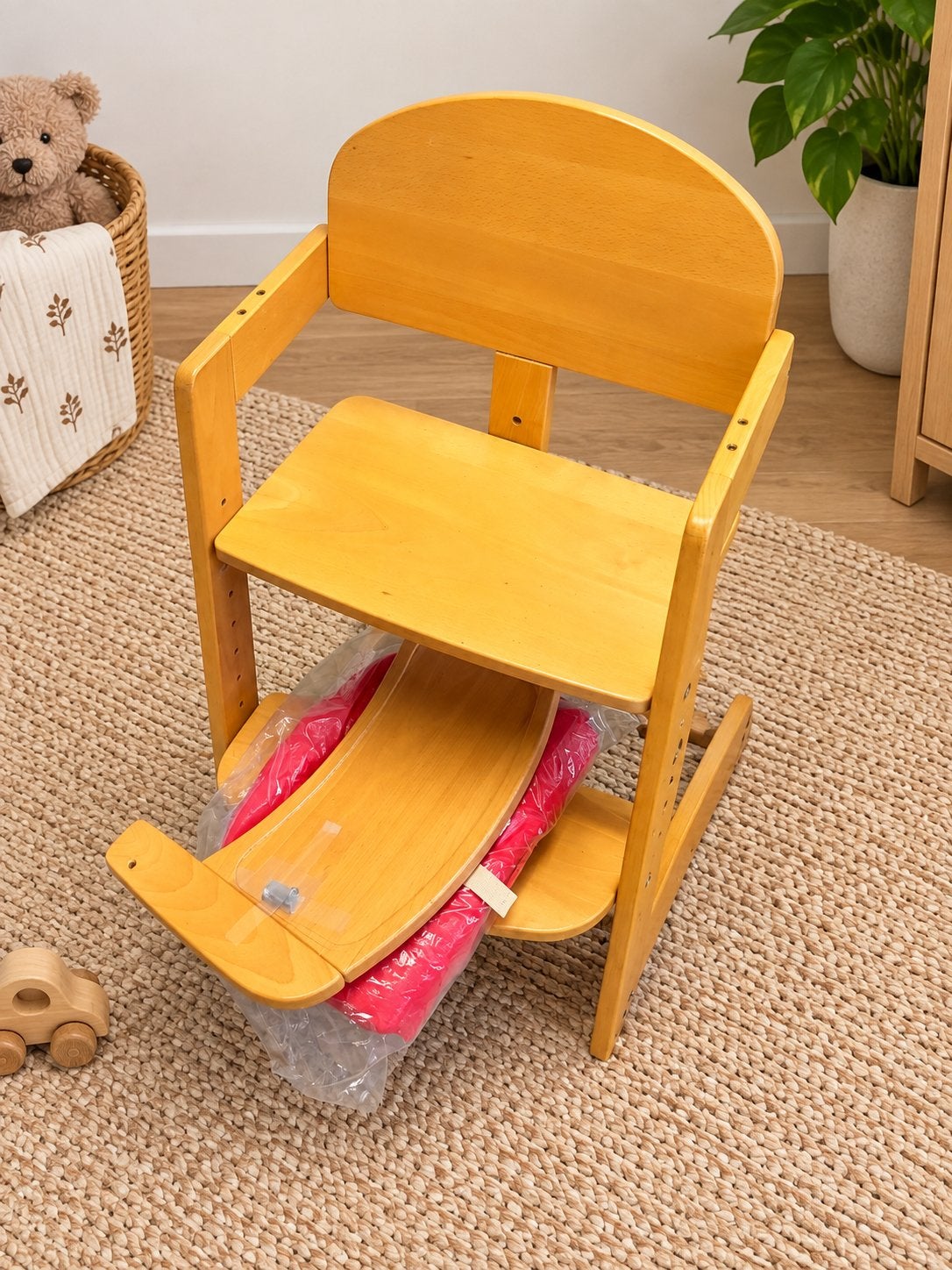 Kinderstoel met kussen en tafeltje, Kinderen en Baby's, Ophalen, Gebruikt, Meegroeistoel, Afneembaar eetblad
