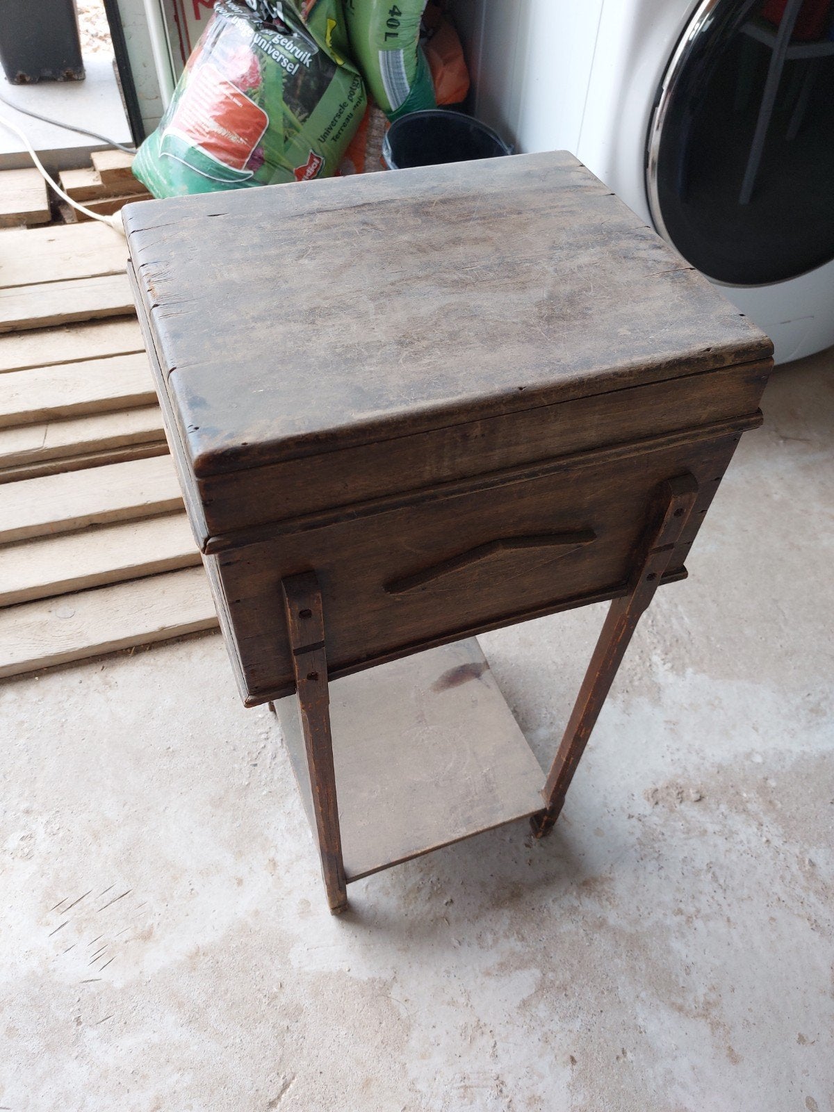 Petit coffre en bois ancien, Huis en Inrichting, Woonaccessoires | Kisten