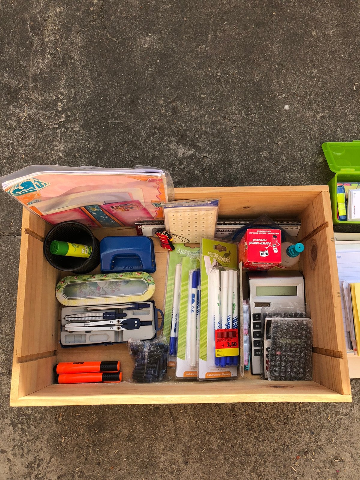 Assortiment schoolgerief, Ophalen