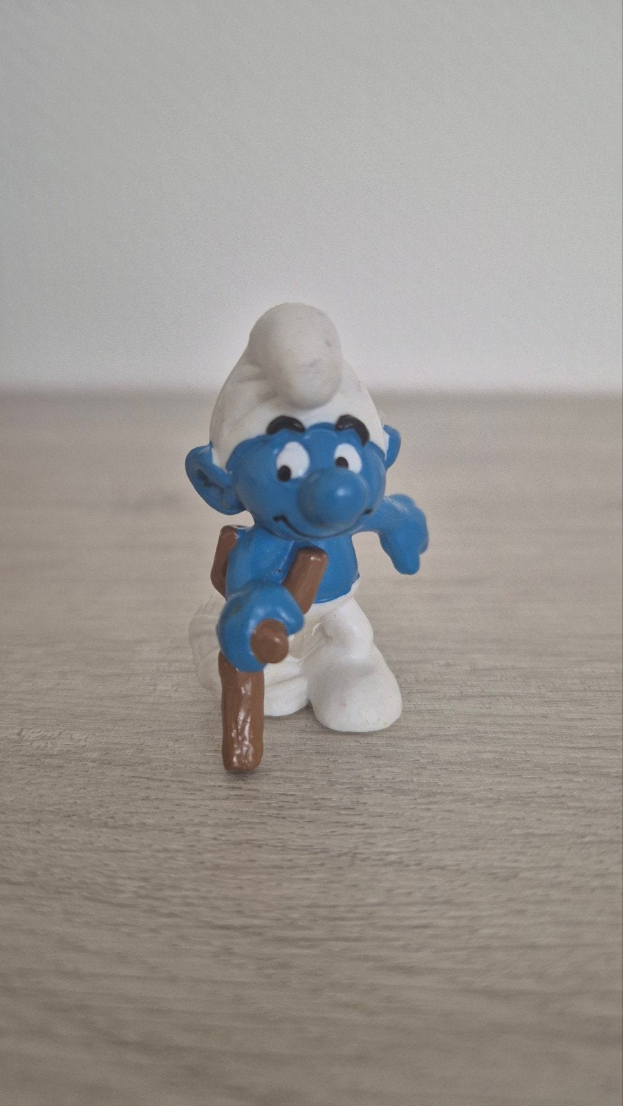 Smurf op krukken - nieuwstaat, Verzamelen, Ophalen of Verzenden, Nieuw, Overige Smurfen, Poppetje, Figuurtje of Knuffel