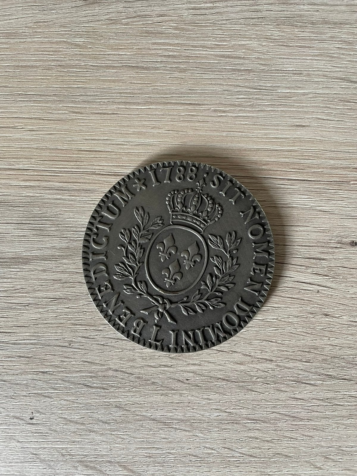 Decoratieve tinnen onderzetter, Ophalen