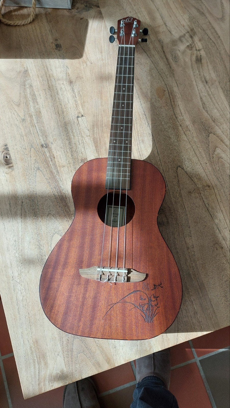 Bariton uklele , Orthega, mahonie volhout.
Bariton ukelele,, Enlèvement ou Envoi, Ukulélé