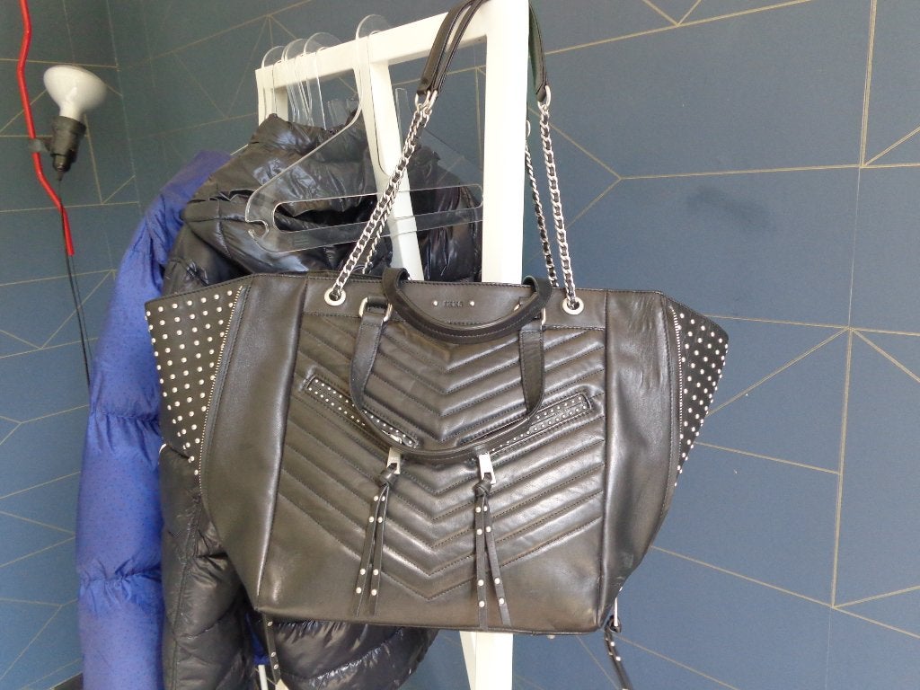 IKKS - Zwarte leren tas met studs van 1400 L - nikkel, Handtassen en Accessoires, Tassen | Damestassen, Ophalen of Verzenden, Zo goed als nieuw