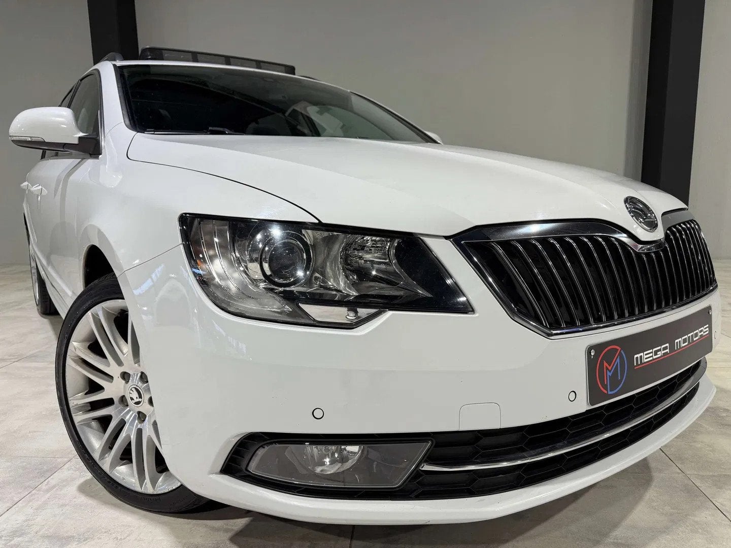Skoda Superb 1.6 TDi 105CV NAVi T.PANO SiEGES ELEC CRUiSE CL, Euro 5, Gebruikt, 4 cilinders, 1 kg