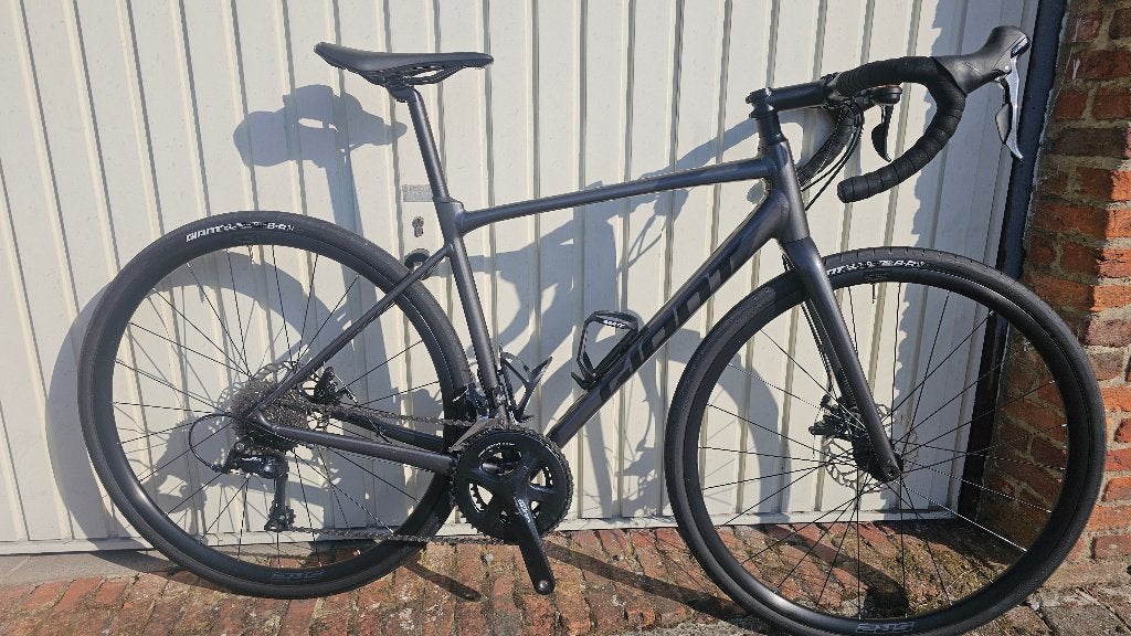 Racefiets giant contend AR3 disc (2025), Fietsen en Brommers, Fietsen | Racefietsen, Zo goed als nieuw, Giant, 15 tot 20 versnellingen