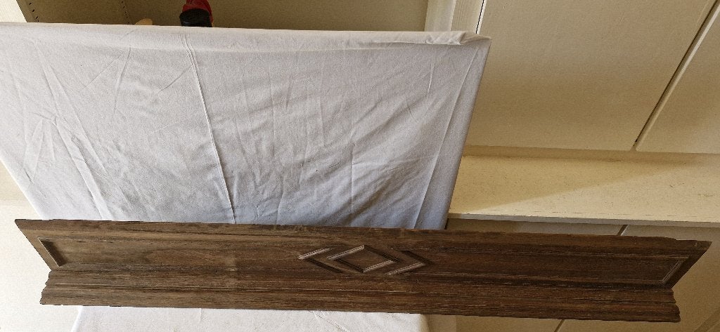 Ancien fronton sculpté en bois chène Longueur 129cm, Envoi