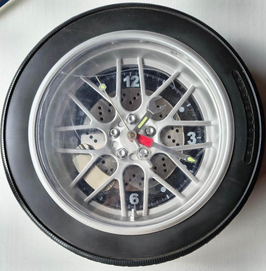 Autoband/velg wandklok – decoratief, werkend, lichte kras, Enlèvement ou Envoi, Utilisé, Voitures