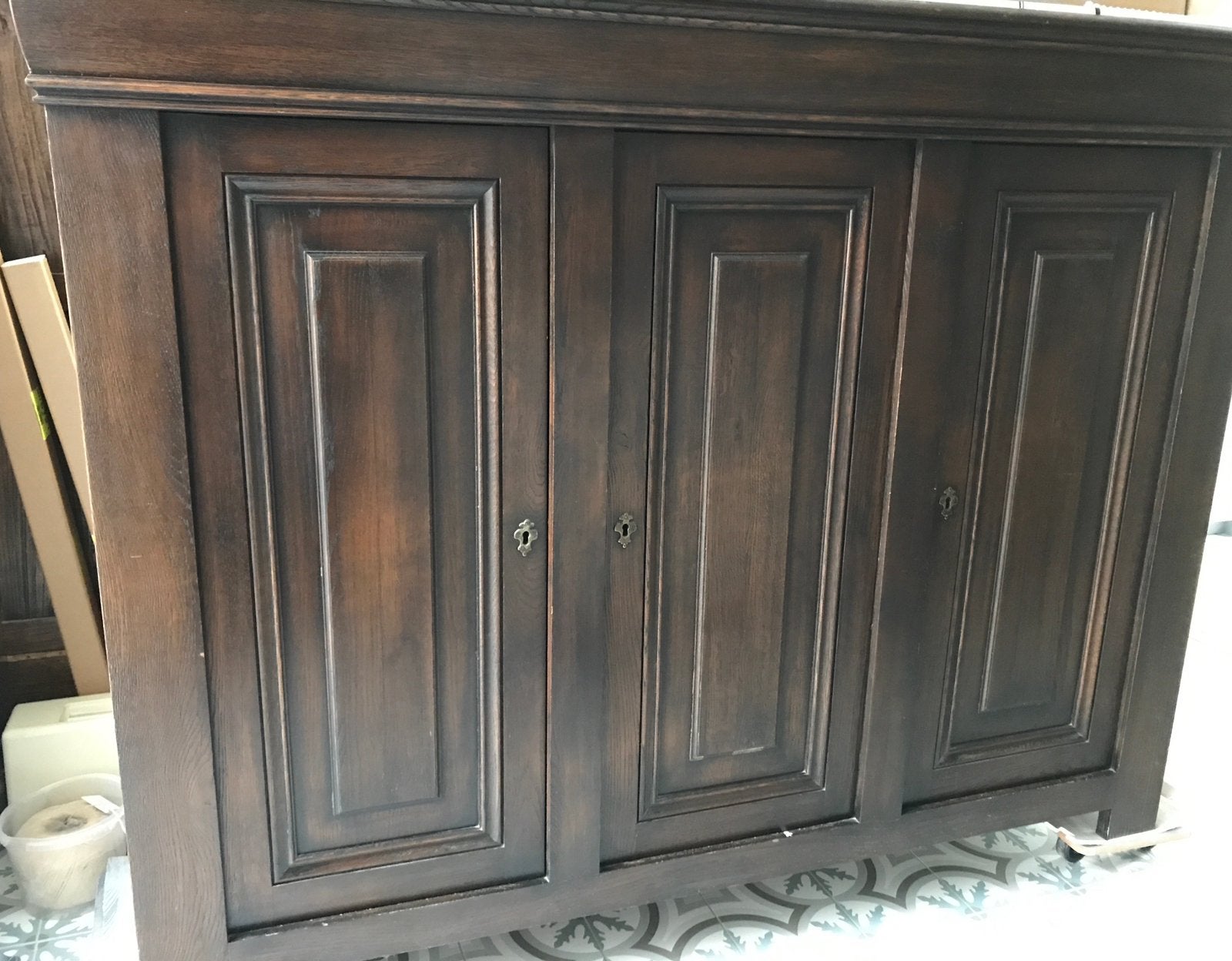 Donkereiken dressoir, Ophalen