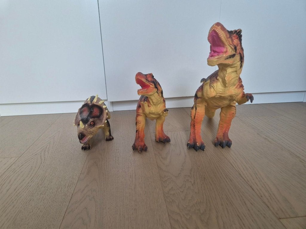 set van 3 zachte dino's figuren (2x T-rex en 1styracosaurus), Ophalen of Verzenden, Zo goed als nieuw