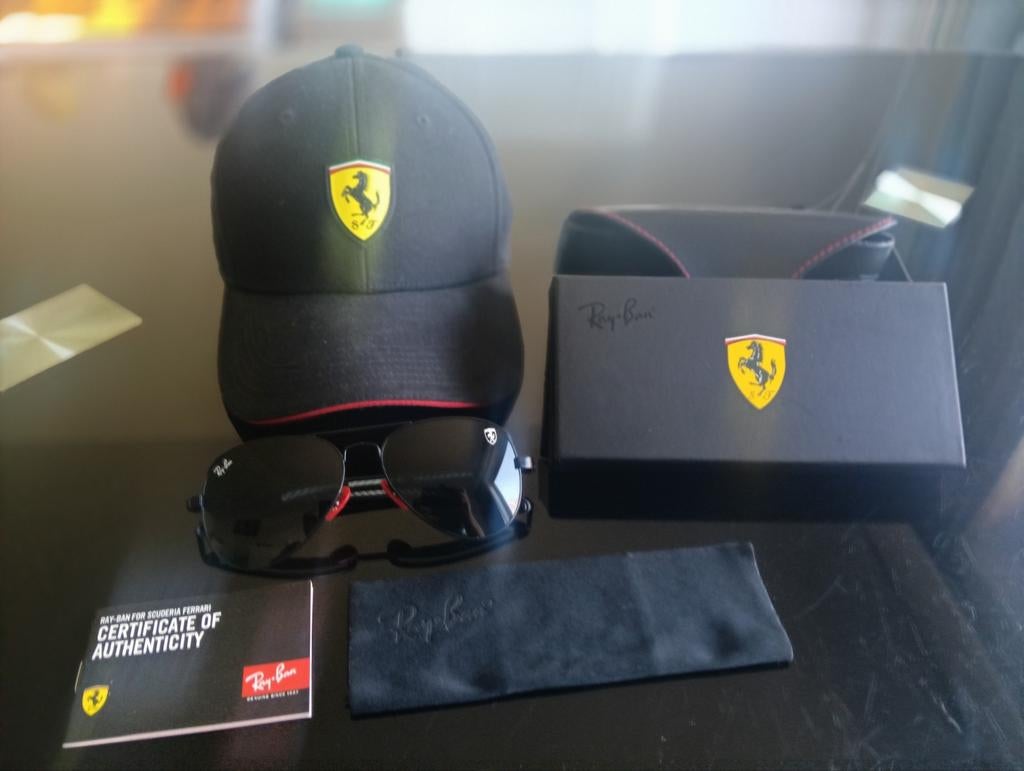 Editie 2026 Ferrari zonnebril Ray Ban met Ferrari pet, Hobby & Loisirs créatifs, Voitures miniatures | 1:18, Enlèvement