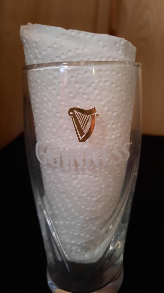 klein GLAS GUINNESS met harp in reliëf, Ophalen of Verzenden, Bierglas