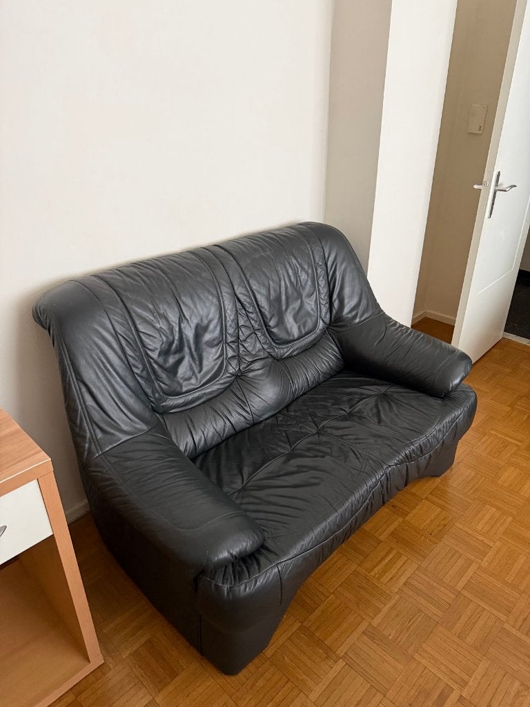 Comfortabele zwarte leren loungeset 2-zitsbank en fauteuil, Ophalen, Gebruikt, Driepersoons, Minder dan 150 cm