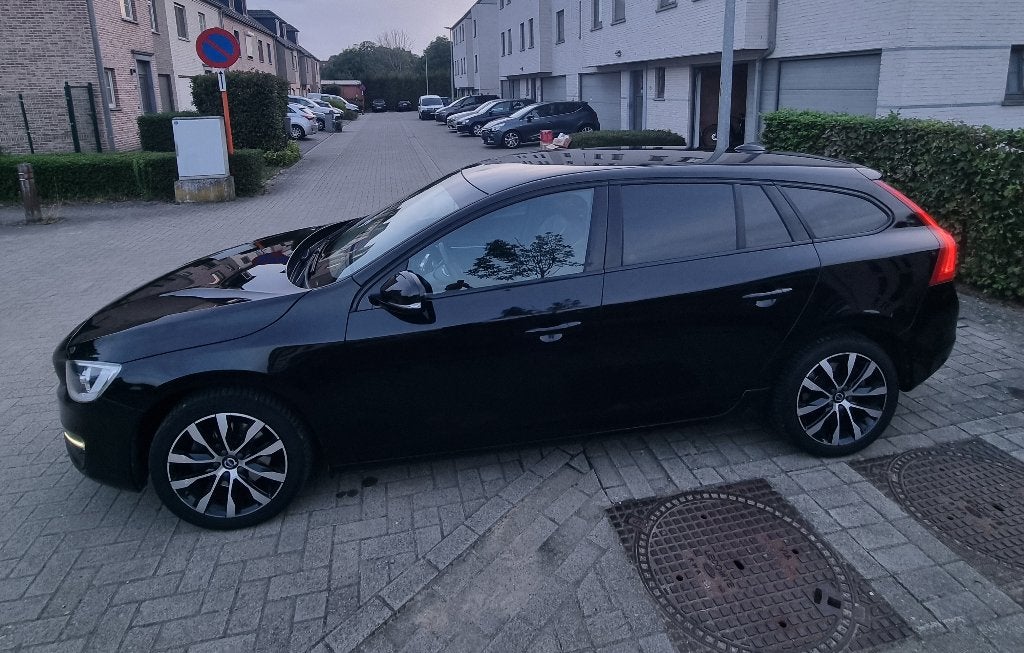 VOLVO V60 1.5 T2 Black 2018 Automaat   ###  98000 km  ###, Dealer onderhouden, 4 cilinders, Zwart, Leder