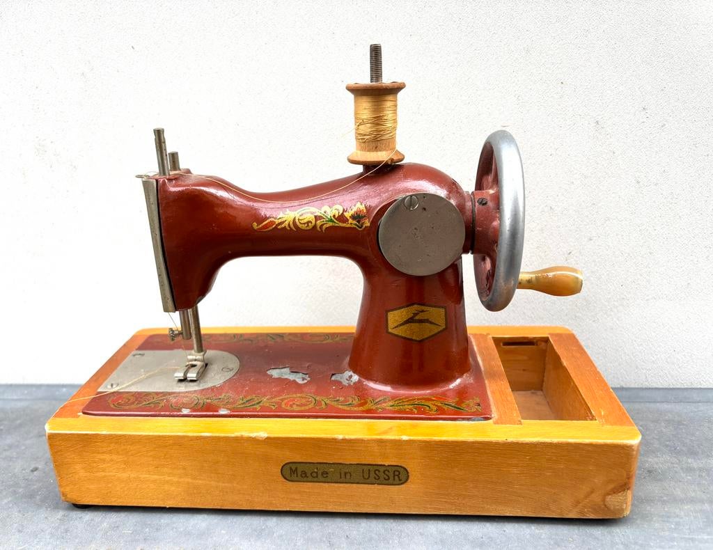 Authentieke speelgoednaaimachine USSR, Antiek en Kunst, Antiek | Naaimachines, Ophalen of Verzenden
