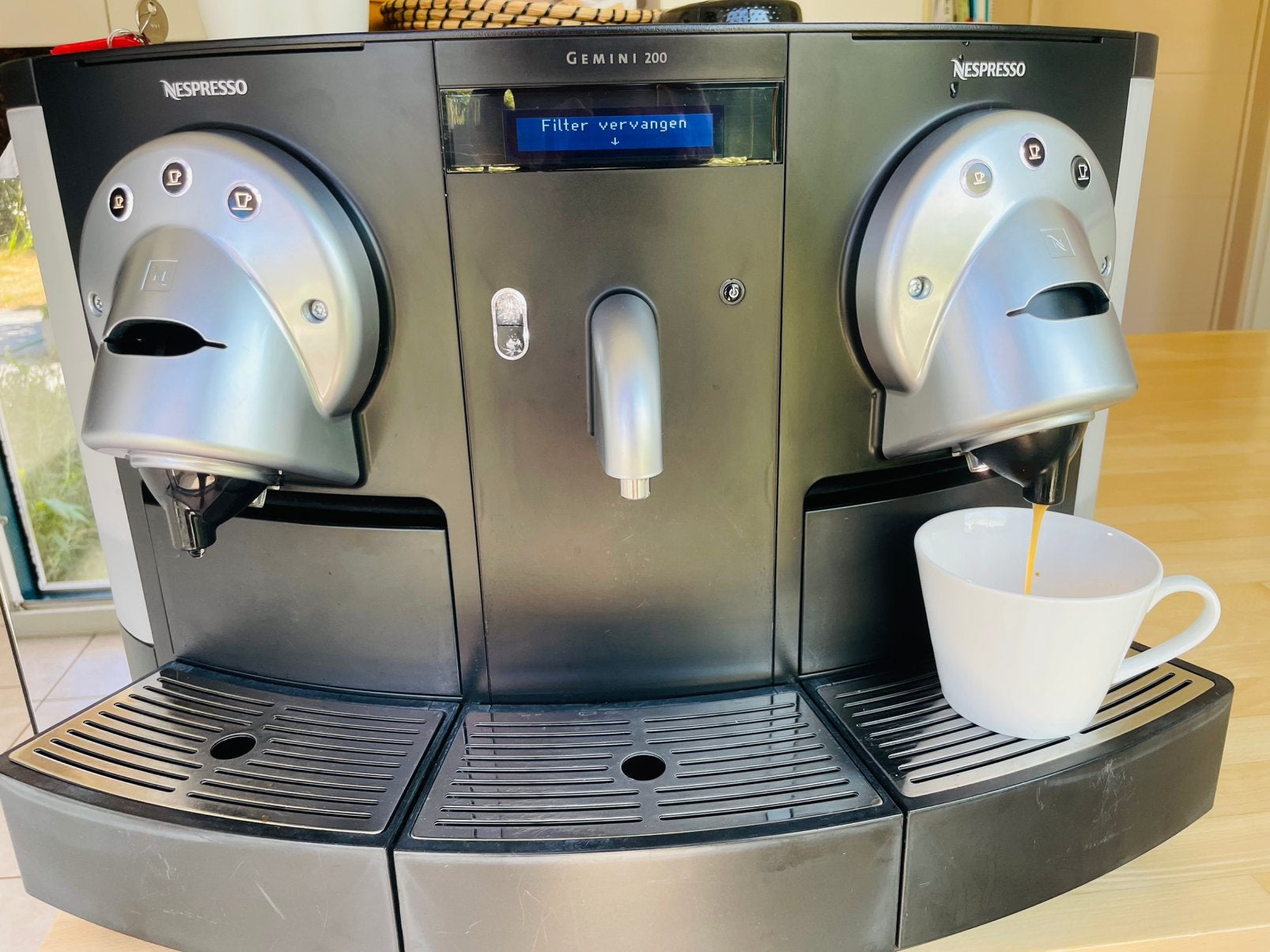 Nespresso Gemini 200 (plus 80 capsules), Machine à espresso, Réservoir d'eau amovible, Dosettes et capsules de café, Enlèvement