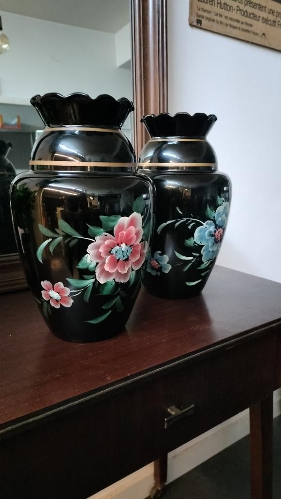 Prachtig stel zwarte vazen in Booms glas met bloemenmotief, Antiek en Kunst, Antiek | Vazen, Ophalen