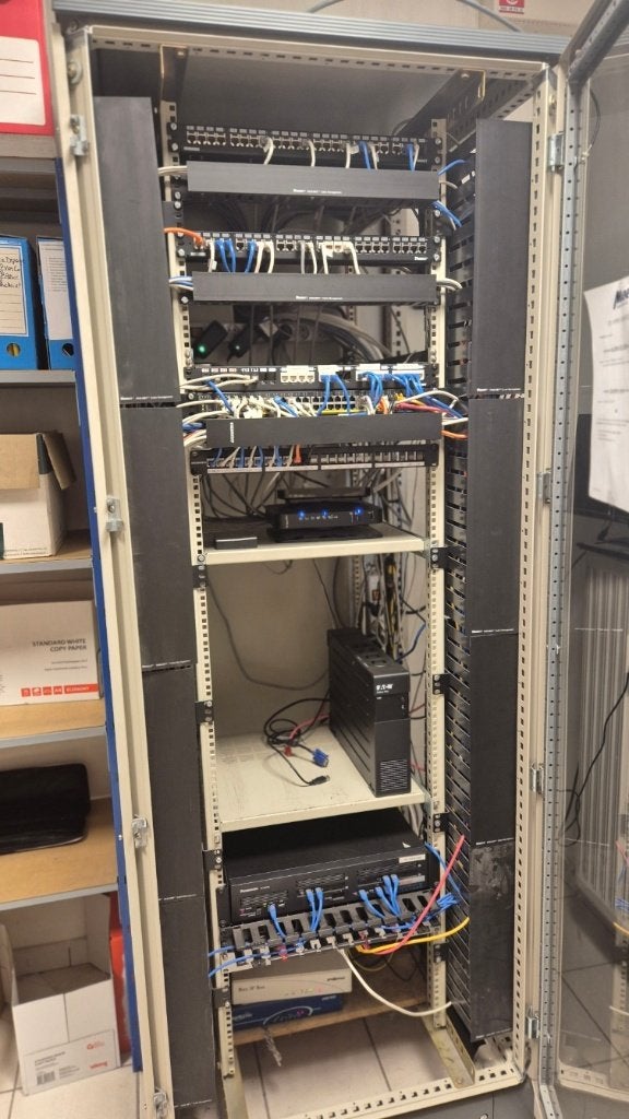 Server Kast 2,11x0.82x0.82m (Rittal), Informatique & Logiciels, Armoires de serveurs, Enlèvement, Comme neuf, Verre, Tôle d'acier