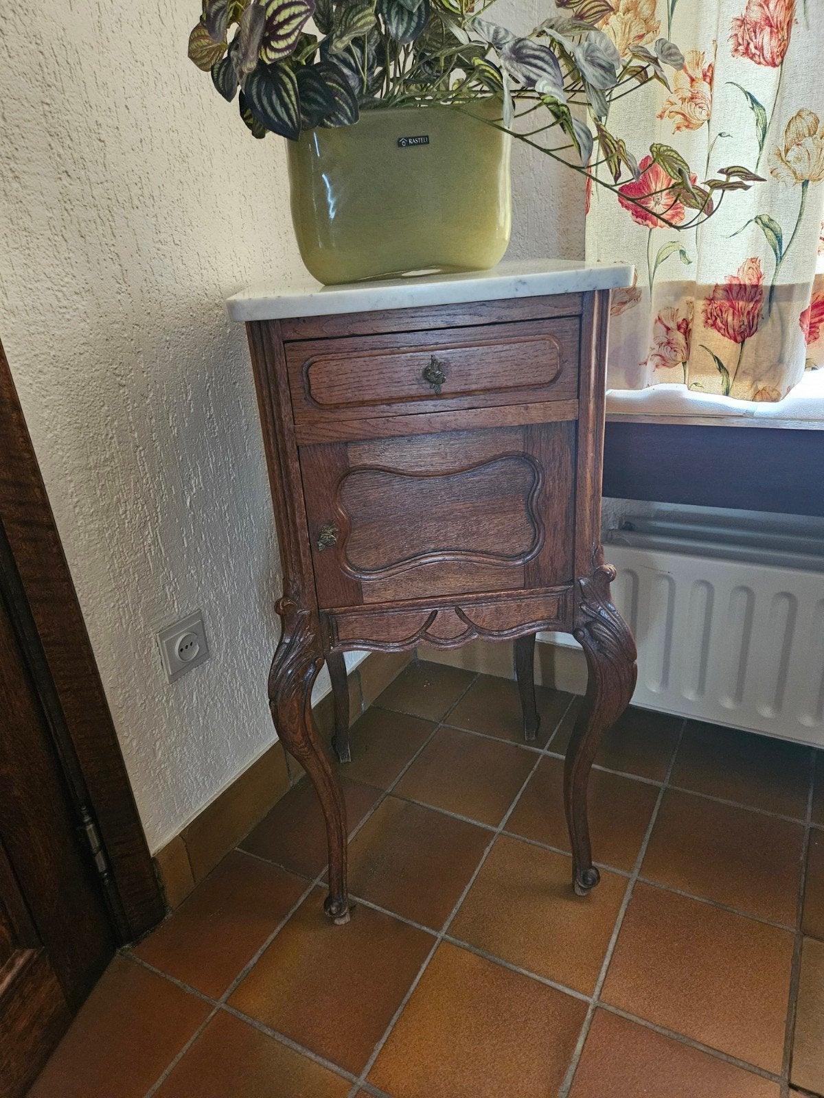 Eiken kastje met marmeren blad, Enlèvement