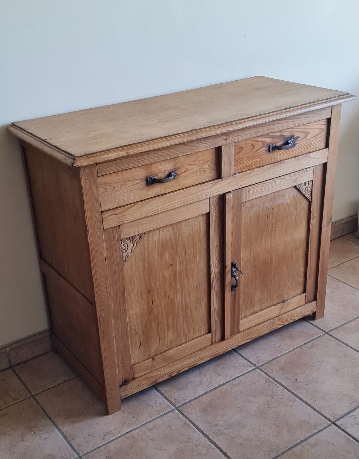 meuble bas ancien en pin, Maison & Meubles, Ancien, 25 à 50 cm, Avec tablette(s), Enlèvement