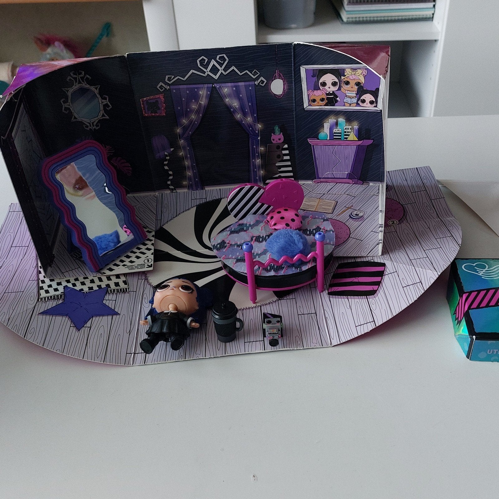 LOL Surprise uitvouwbare speelset. Met popje en accessoires, Ophalen