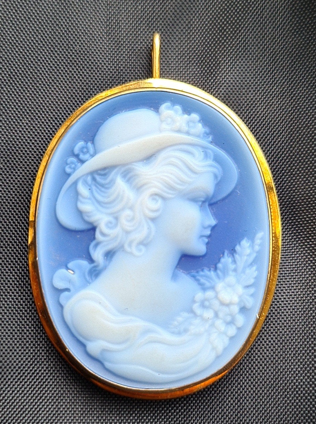 Grand camée en or 18 carats 750 en agate bleue, Envoi