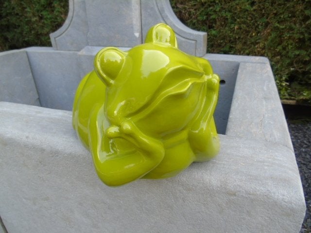 Standbeeld van een liggende groene kikker, te koop -50%, Ophalen, Nieuw, Kunststof, Dierenbeeld
