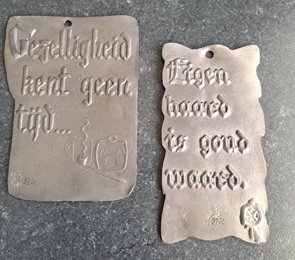 2 tinnen bordjes, Enlèvement