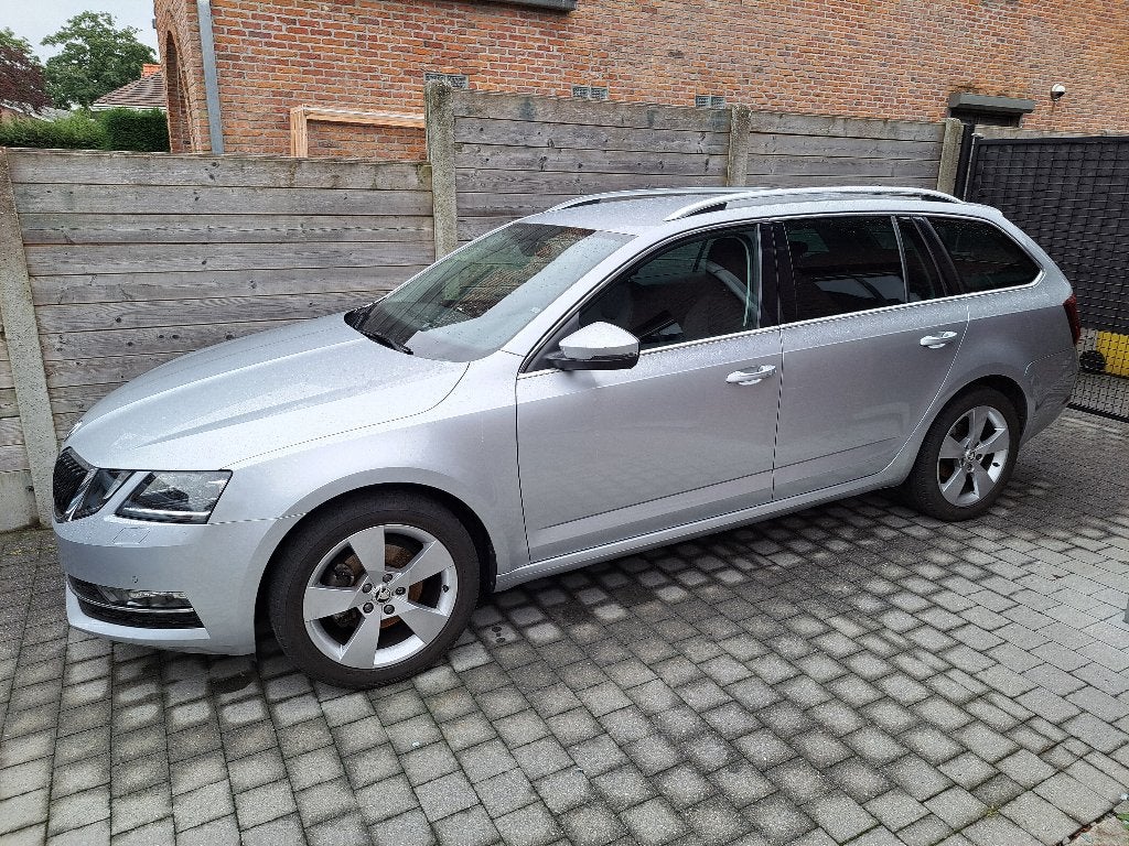 Skoda Octavia 1.5 Benzine automaat maart 2020, Phares entièrement LED, Argent ou Gris, Achat, 1317 kg