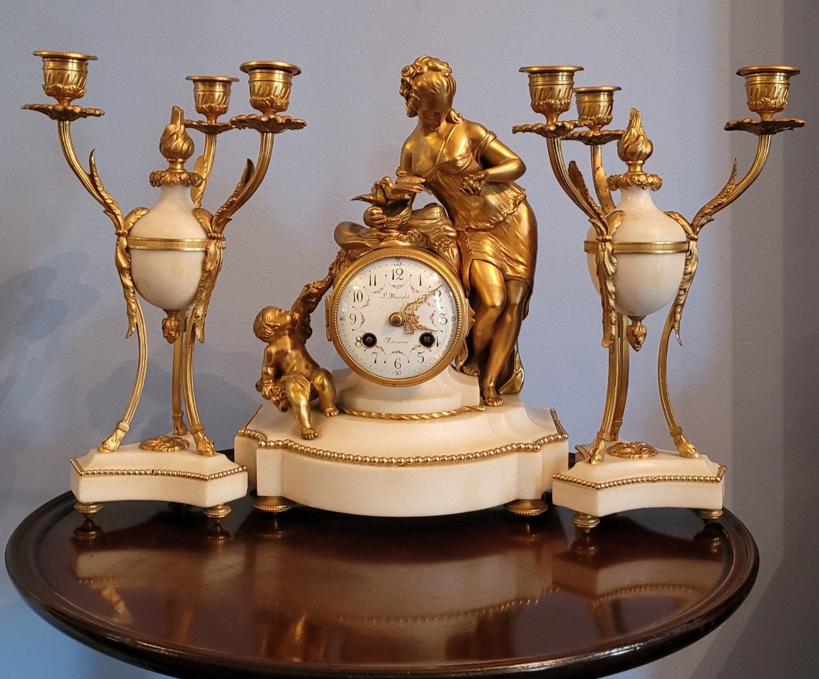 Un ensemble d'horloges de style Louis XVI français, en bronz, Enlèvement