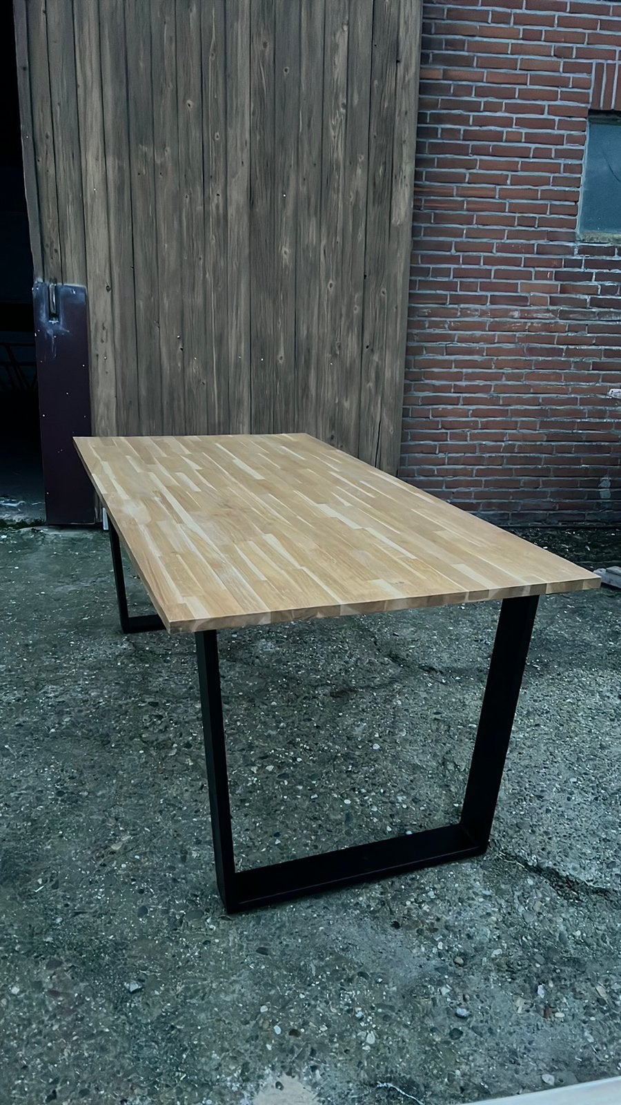 Mooie hardhouten tafel met stalen poten, Ophalen