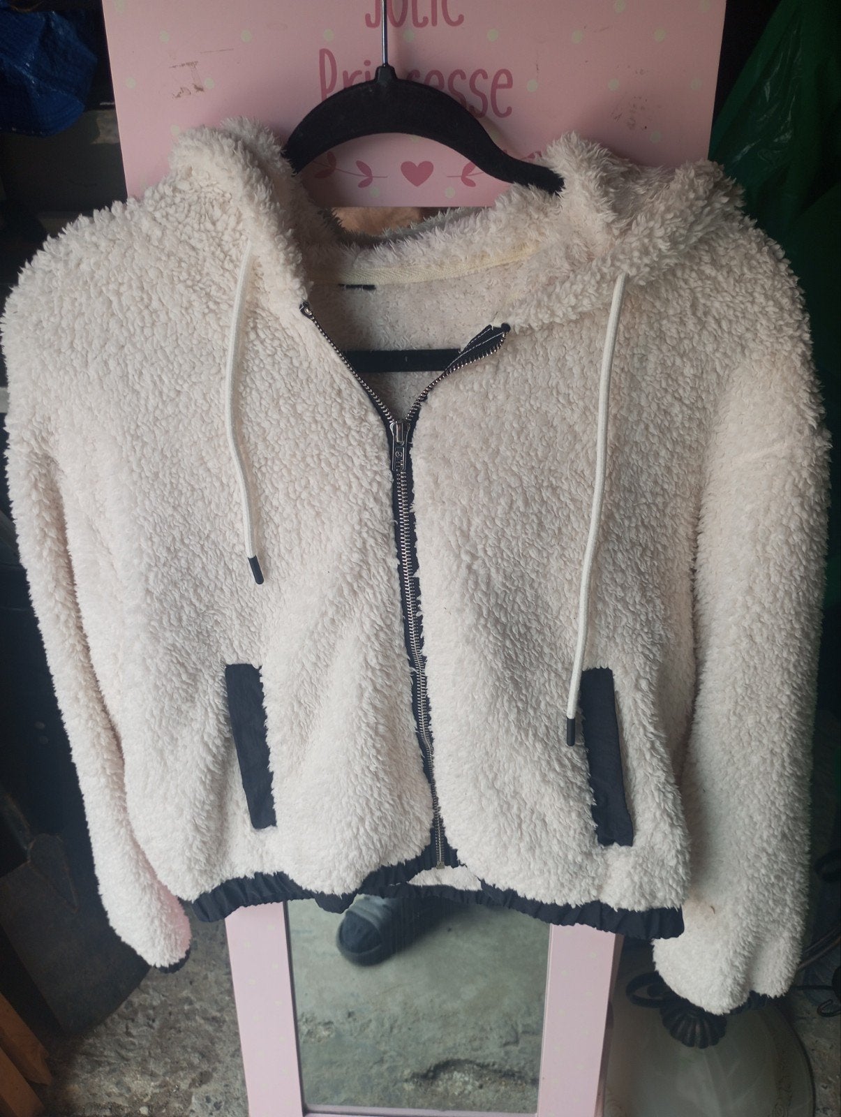 veste courte avec capuche, Enlèvement
